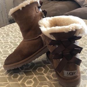 Girls Bow Tie UGGs Size 12 Chestnut